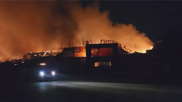 Siêu thị và nhà máy lọc dầu Nga bị UAV tấn công